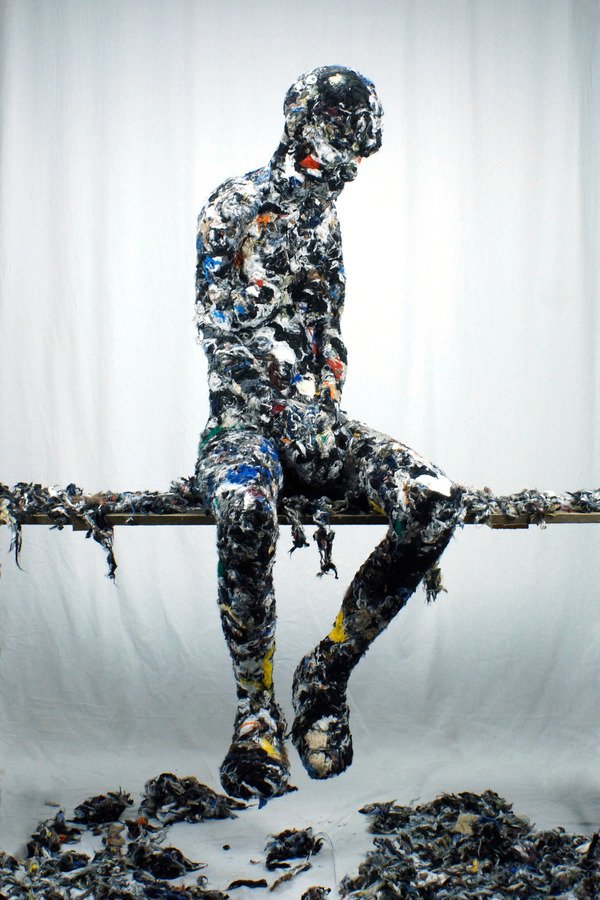 10.2 Sediments of time 2 zittende vrouw vilt
